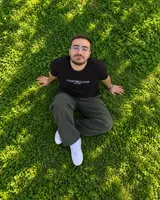 Yasin Kerim Yılmaz çimlerin üzerinde